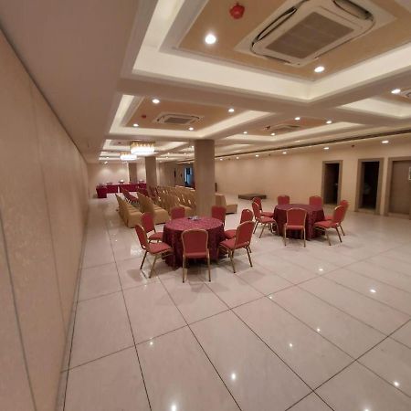 Acco Grand Hotel Lucknow Buitenkant foto
