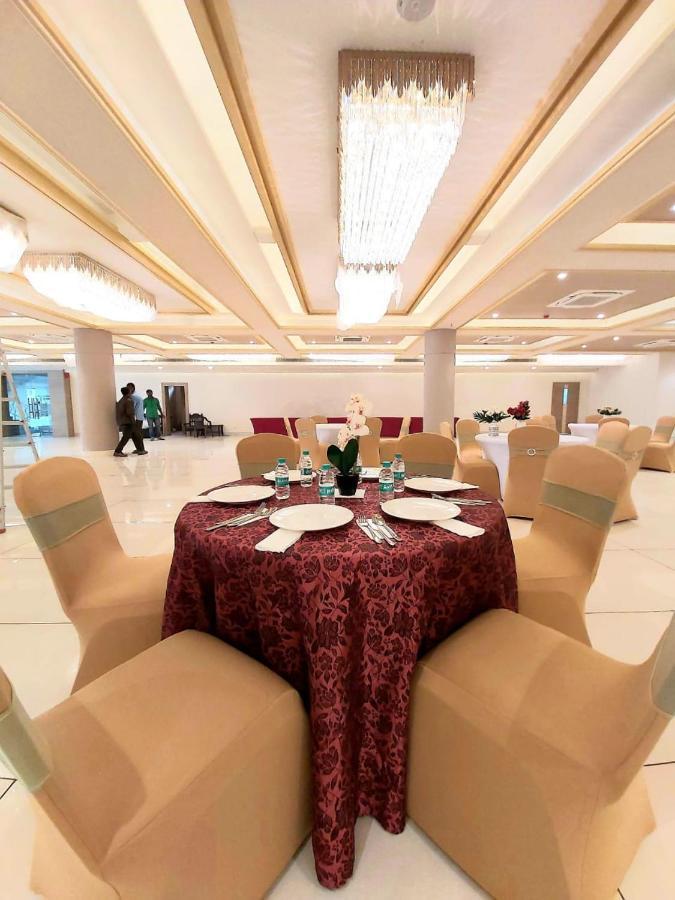 Acco Grand Hotel Lucknow Buitenkant foto