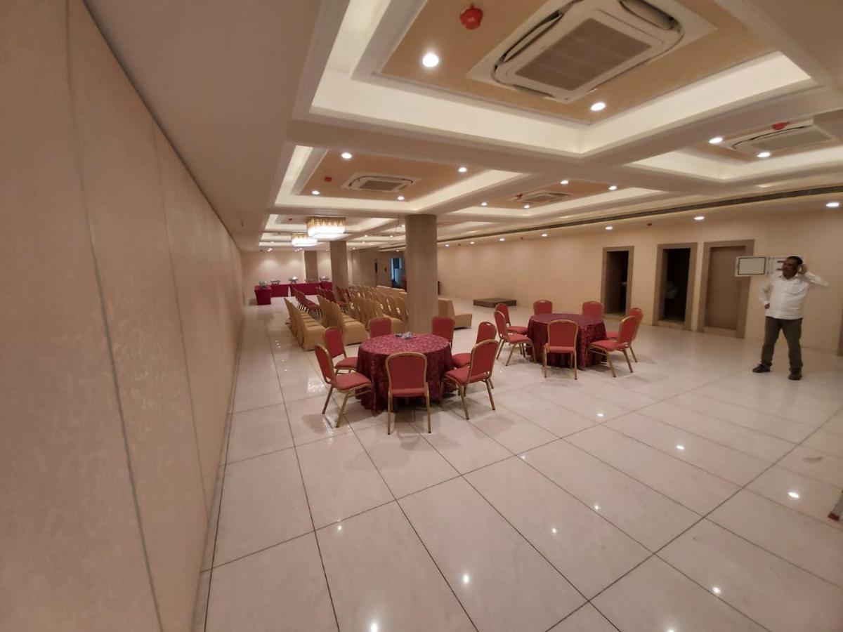 Acco Grand Hotel Lucknow Buitenkant foto