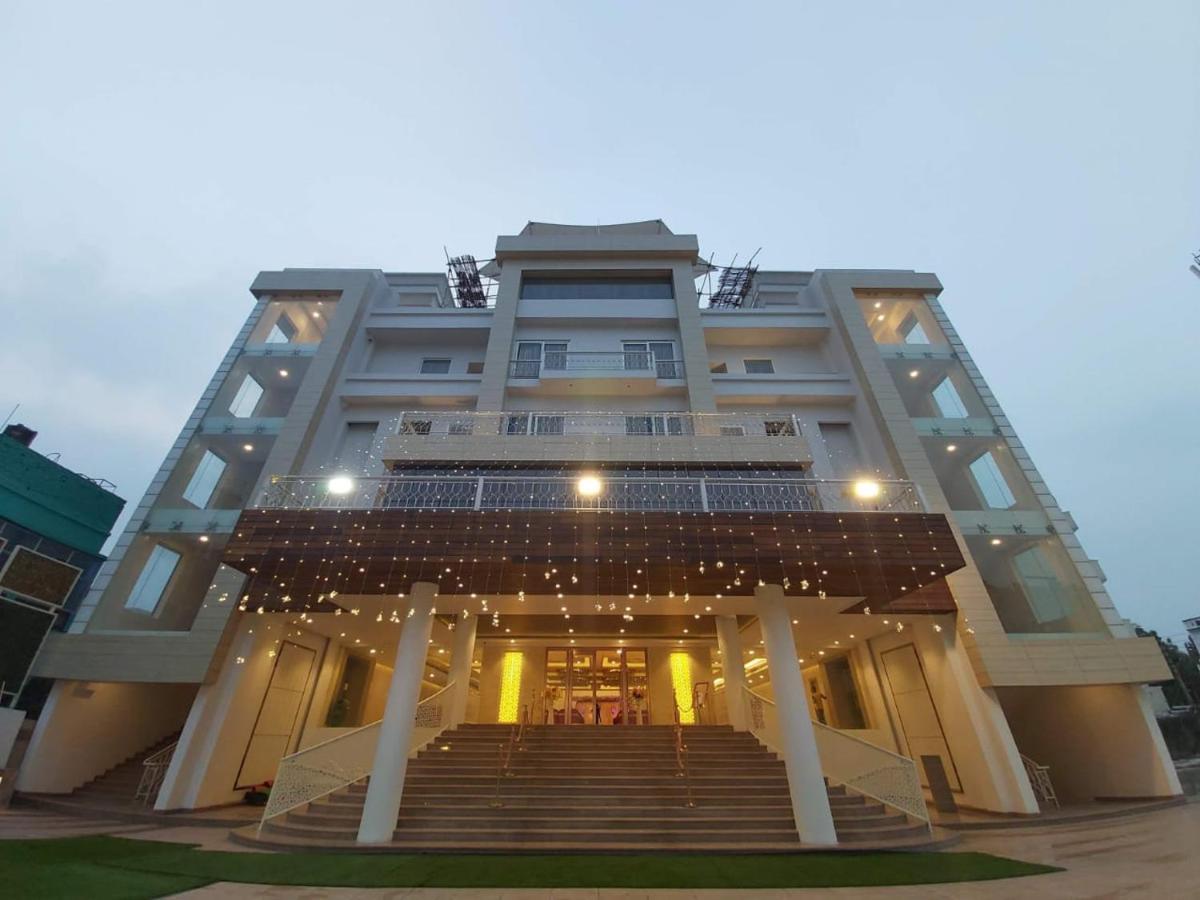 Acco Grand Hotel Lucknow Buitenkant foto