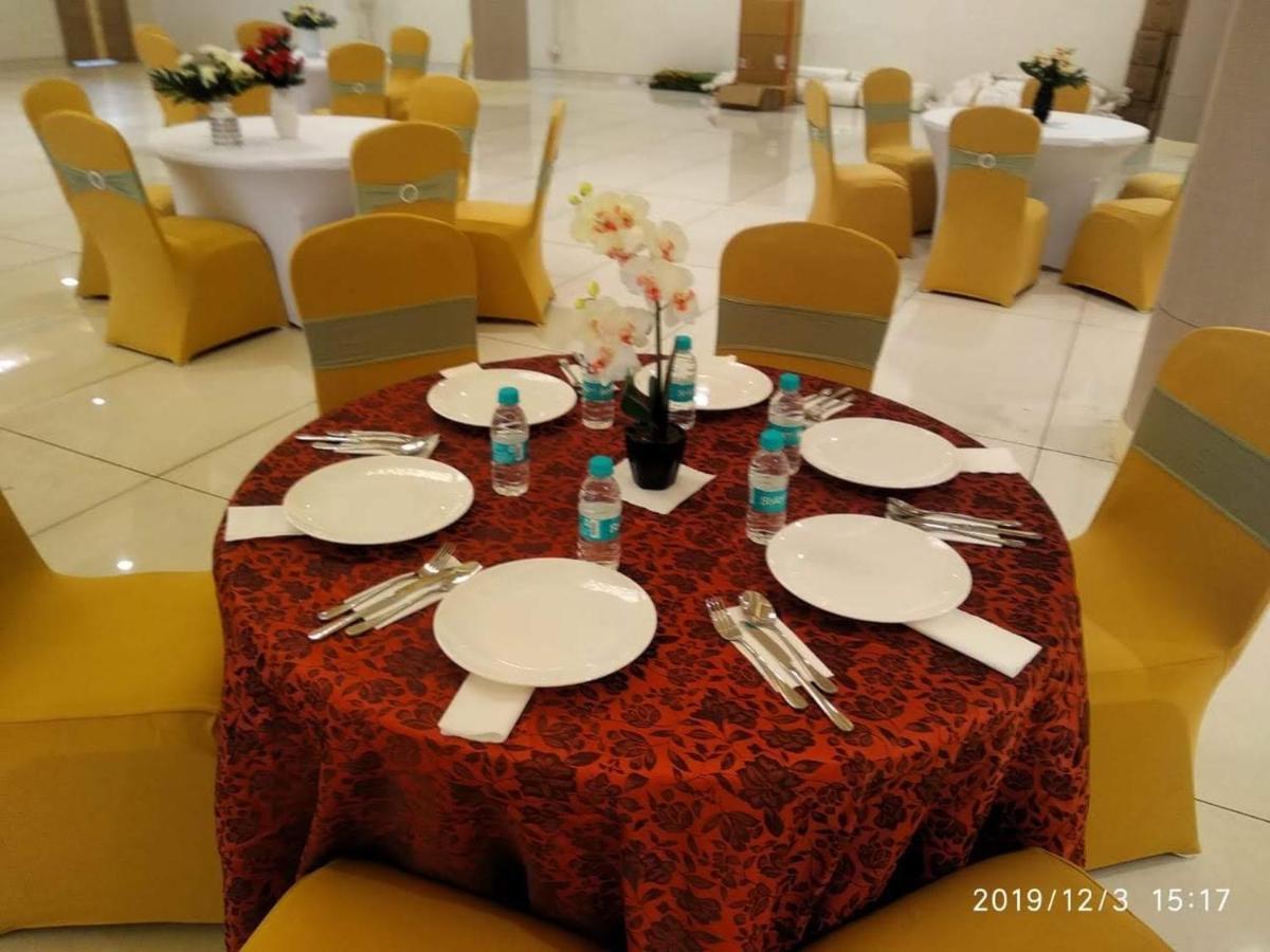 Acco Grand Hotel Lucknow Buitenkant foto